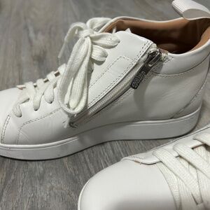 LIKE NEW! Women's Fitflop White Leather Hightop Zip Sneakers - 6.5